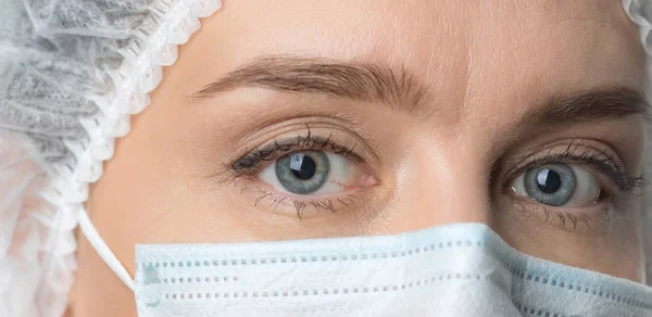 Feche Olhos Largamente Abertos Doutor Médico Feminino Máscara Protetora Com — Fotografia de Stock