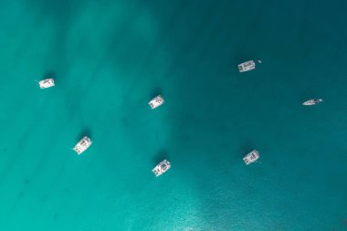 Bazı yatların ve açık ve turkuaz deniz uçağı Hint Ocean.Top görünümünden Seyşel Adaları üzerinde yüzen küçük tekneler muhteşem havadan görünümü