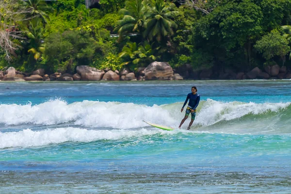 Mahe Seychelles Września 2018 Niezidentyfikowany Mężczyzna Surfing Dużej Fali Wyspie — Zdjęcie stockowe