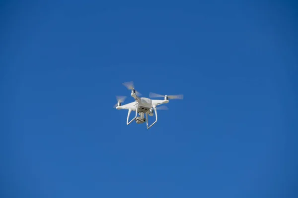 Drone Πτήση Πράσινα Δέντρα Στο Παρασκήνιο Επιλεκτική Εστίαση Σχετικά Drone — Φωτογραφία Αρχείου