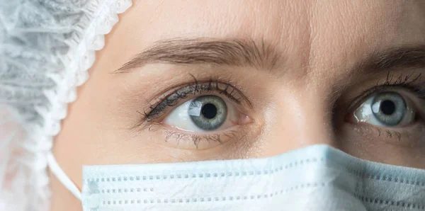 Feche Olhos Largamente Abertos Doutor Médico Feminino Máscara Protetora Com — Fotografia de Stock