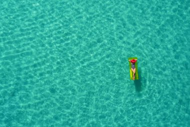 Seyşeller'şeffaf turkuaz denizde yüzmek şişme yüzme ince kadın hava görünümünü. Yaz deniz kızı, güzel dalgalar, renkli su ile. Drone üzerinden üstten görünüm