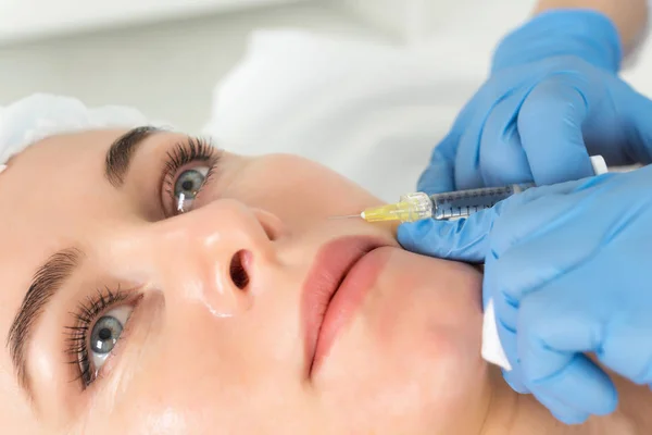 Doctor Cosmetologist Makes Rejuvenating Facial Injections Procedure Tightening Smoothing Wrinkles — Stock Photo, Image
