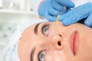 Doktor güzellik uzmanı sıkma ve bir güzellik salonu kadınlarda yüz cilt kırışıklıkları yumuşatma için gençleştirici yüz enjeksiyonları yordam bulunur. Kozmetik Cilt Bakımı.