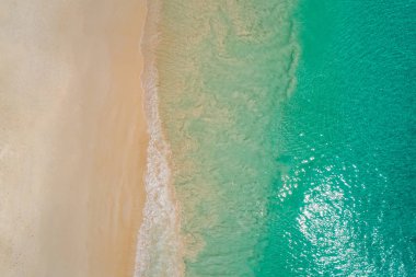 Hava üst görmek güzel deniz manzara, plaj ve dalga kopya alanı ile turkuaz deniz suyu ile