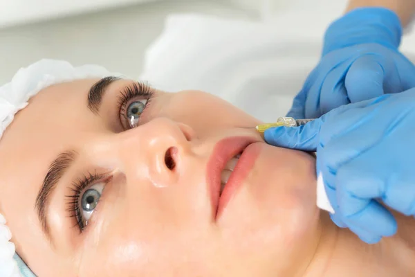 Doctor Cosmetologist Makes Rejuvenating Facial Injections Procedure Tightening Smoothing Wrinkles — Stock Photo, Image