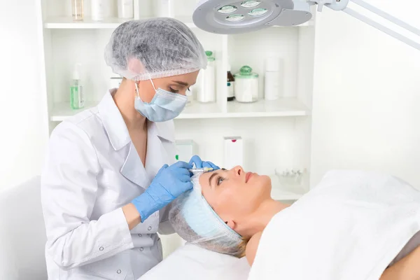 Médico Cosmetólogo Realiza Procedimiento Inyecciones Faciales Rejuvenecedoras Para Apretar Alisar — Foto de Stock