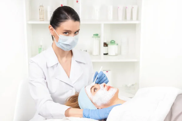 Mujer Joven Relajada Está Recibiendo Tratamiento Cuidado Piel Facial Salón — Foto de Stock