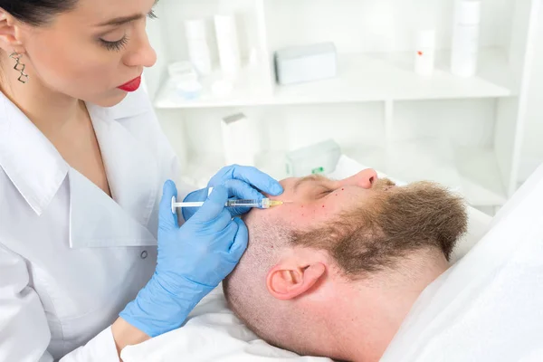 Médico Cosmetólogo Realiza Procedimiento Inyecciones Faciales Rejuvenecedoras Para Apretar Alisar — Foto de Stock