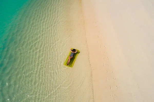 Vista Aérea Del Dron Aéreo Hermosa Chica Divirtiéndose Soleada Playa —  Fotos de Stock