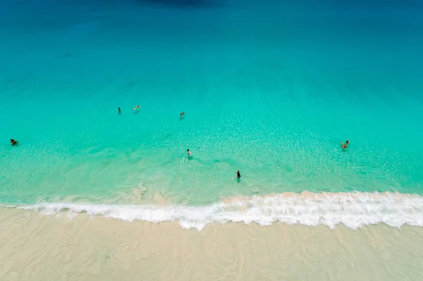 Vista Aérea Playa Arena Con Los Turistas Nadando Hermoso Agua —  Fotos de Stock