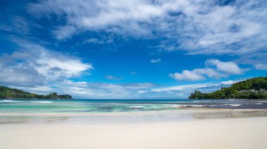 Güzel sahil. Etrafta palmiyeler olan güzel tropikal plaj manzarası. Tatil ve tatil konsepti. Tropik plaj.