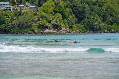 Mahe, Seychelles - 25 Eylül 2018: Tanımlanamayan adam Adası Mahe üzerinde sahil Hint Okyanusu - üzerinde büyük bir dalga sörf olduğunu en iyi sörf cenneti de Seyşeller