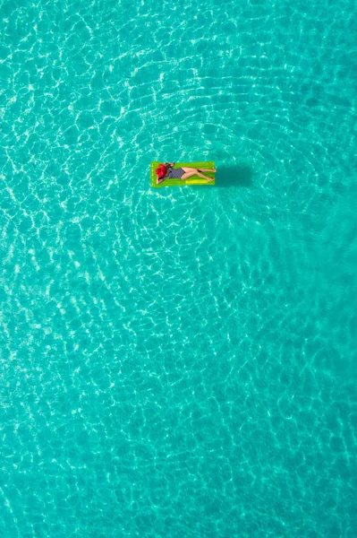 在塞舌尔透明的绿松石海中 苗条女子在游泳床垫上游泳的鸟图 夏天的海景与女孩 美丽的波浪 五颜六色的水 无人机的顶视图 — 图库照片