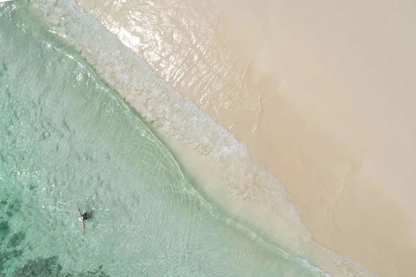 Drohne Luftaufnahme Der Schönen Mädchen Spaß Sonnigen Tropischen Strand Seychellen — Stockfoto