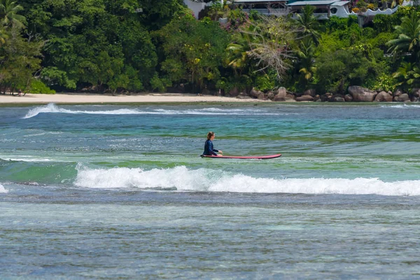 Mahe Seychelles Setembro 2018 Homem Não Identificado Surfando Uma Grande — Fotografia de Stock