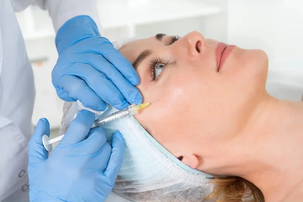 Médico Cosmetólogo Realiza Procedimiento Inyecciones Faciales Rejuvenecedoras Para Apretar Alisar — Foto de Stock