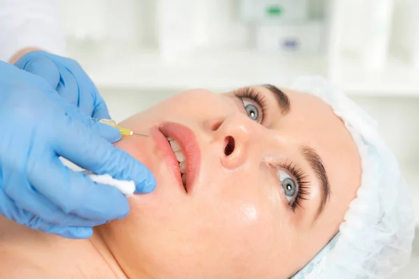 Orvos Kozmetikus Teszi Rejuvenating Arc Injekció Eljárás Összehúzó Simító Ráncokat — Stock Fotó
