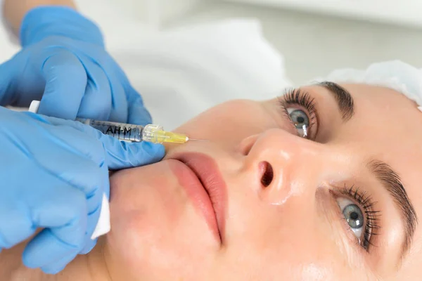 Doctor Cosmetologist Makes Rejuvenating Facial Injections Procedure Tightening Smoothing Wrinkles — Stock Photo, Image