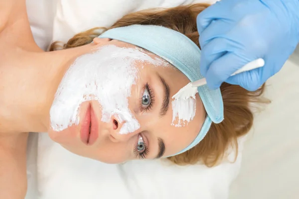 Mujer Joven Relajada Está Recibiendo Tratamiento Cuidado Piel Facial Salón — Foto de Stock