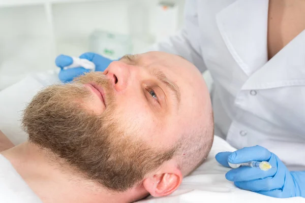 Kosmetička Doktor Dělá Omlazující Proceduru Obličeje Injekce Pro Utahování Vyhlazení — Stock fotografie