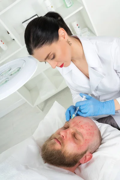 Der Arzt Kosmetologe Führt Einem Schönheitssalon Eine Verjüngende Gesichtsinjektion Durch — Stockfoto