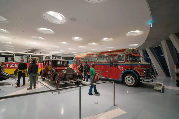 Stuttgart Niemcy Grudnia 2018 Wnętrze Muzeum Mercedes Benz Welt Muzeum — Zdjęcie stockowe