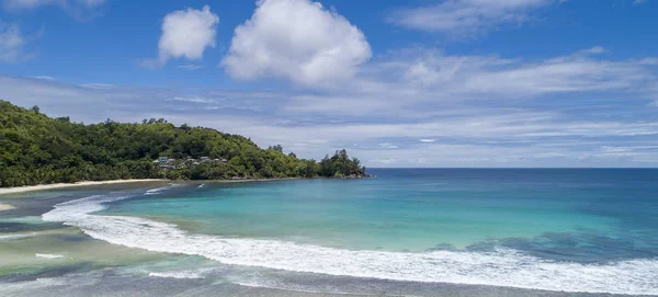 Tropikal Plajı Ile Deniz Uçak Alınan Palmiye Plaj Deniz Fotoğraf — Stok fotoğraf