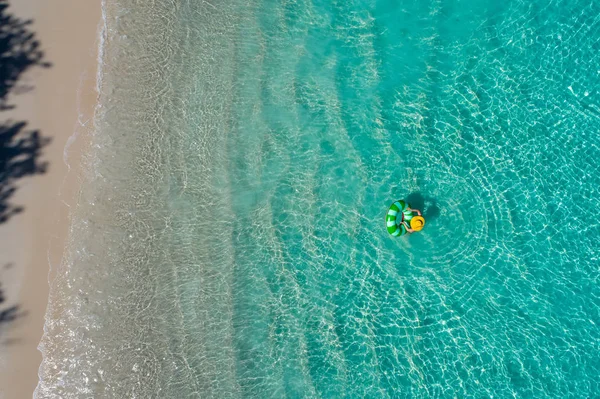 Vista Aérea Una Mujer Delgada Nadando Rosquilla Del Anillo Natación —  Fotos de Stock