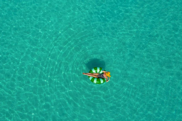 Veduta Aerea Della Donna Magra Nuotare Sulla Ciambella Anello Nuoto — Foto Stock