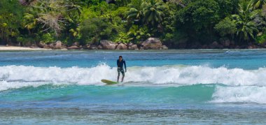 Mahe, Seychelles - 25 Eylül 2018: Tanımlanamayan adam Adası Mahe üzerinde sahil Hint Okyanusu - üzerinde büyük bir dalga sörf olduğunu en iyi sörf cenneti de Seyşeller
