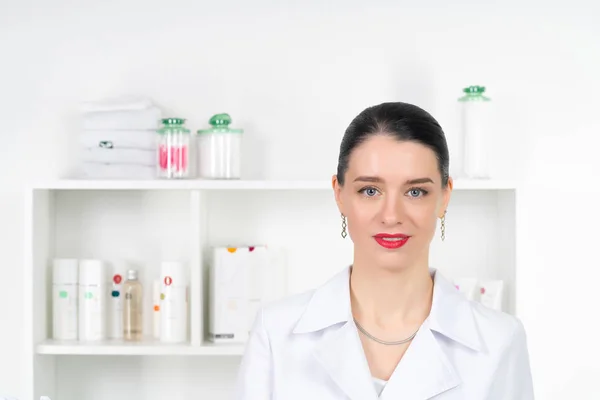 Femeia Cosmetician Doctor Locul Muncă Centrul Spa Portretul Unui Tânăr — Fotografie, imagine de stoc