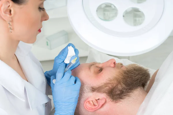Der Arzt Kosmetologe Führt Einem Schönheitssalon Eine Verjüngende Gesichtsinjektion Durch — Stockfoto