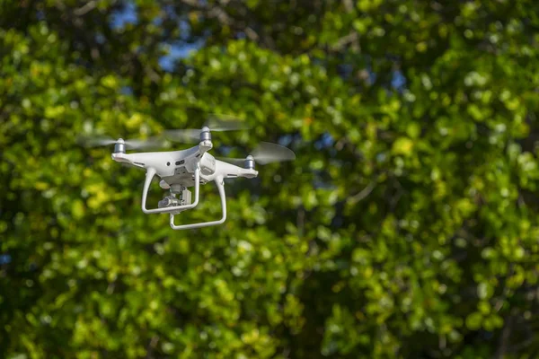 Repülő Drón Zöld Fák Háttérben Szelektív Fókusz Drónra — Stock Fotó