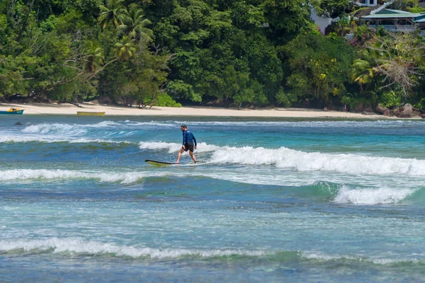 Mahe Seychelles Setembro 2018 Homem Não Identificado Surfando Uma Grande — Fotografia de Stock