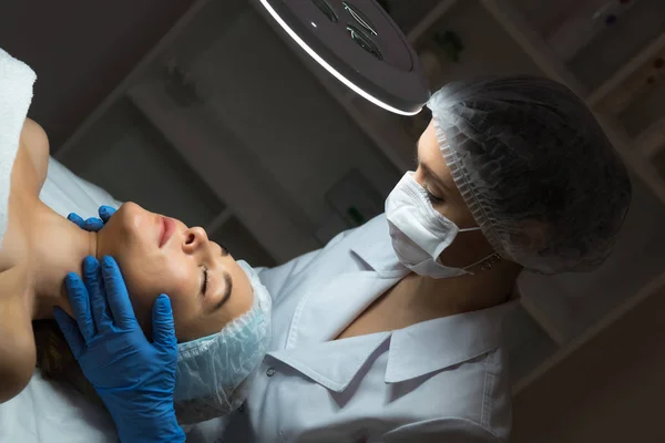 Esthéticienne Médecin Avec Patiente Dans Centre Bien Être Cosmétologue Professionnel — Photo