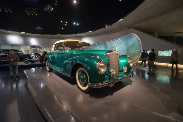 Στουτγκάρδη Γερμανία Δεκεμβρίου 2018 Εσωτερικό Του Μουσείου Mercedes Benz Welt — Φωτογραφία Αρχείου