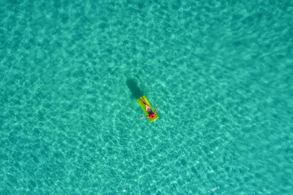 Luchtfoto Van Slanke Vrouw Die Zwemmen Het Matras Zwemmen Transparante — Stockfoto