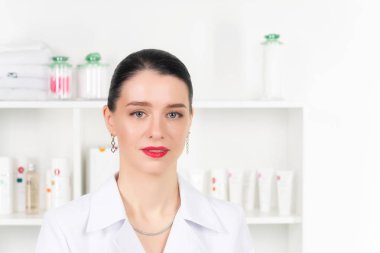 Spa merkezinde iş kadın Güzellik Uzmanı Doktor. Bir sen portresi