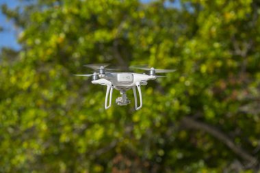 Drone uçuş, arka planda, seçici odak yeşil ağaçlar 