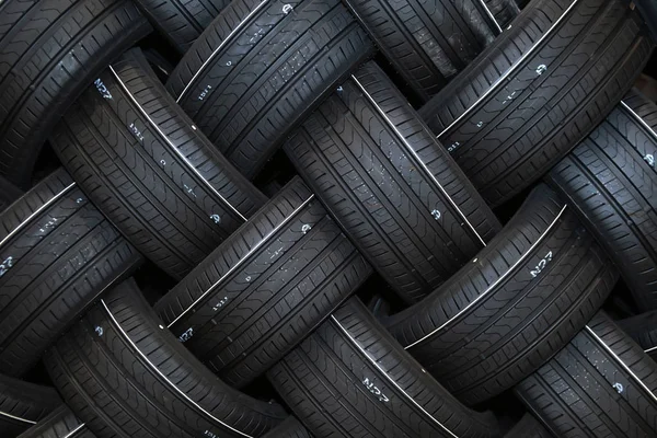 Zásobník pneumatik se stínem hluboko z pohledu. Skvělé pro spouštění — Stock fotografie