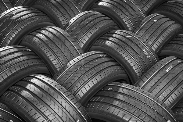 Zásobník pneumatik se stínem hluboko z pohledu. Skvělé pro spouštění — Stock fotografie