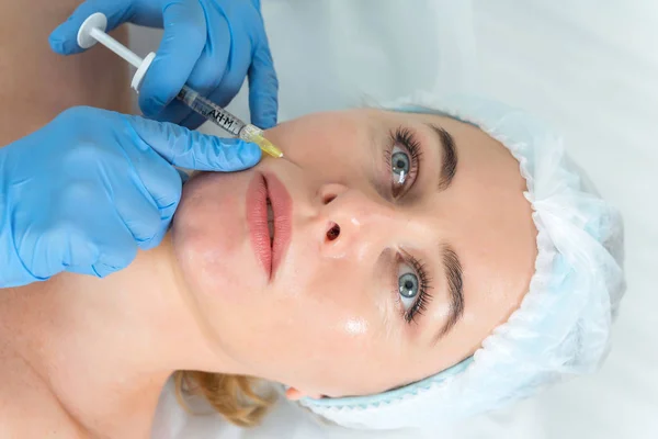 Doktor kosmetička dělá omlazující obličeje injekce — Stock fotografie