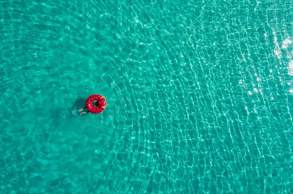 Luchtfoto van slanke vrouw die zwemmen op het zwemmen ring donut in th — Stockfoto