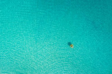 Yüzme yüzmek halka çörek TH üzerinde ince kadın havadan görünümü