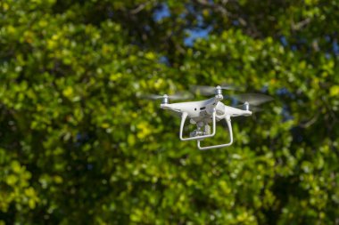 Drone uçuş, arka planda, seçici odak yeşil ağaçlar 