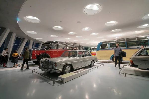 STUTTGART, ALEMANIA - 30 DE DICIEMBRE DE 2018: Interior del museo "Merc — Foto de Stock