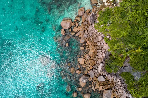 Luftaufnahme einer wunderschönen Insel auf den Seychellen im Indischen Ozean — Stockfoto