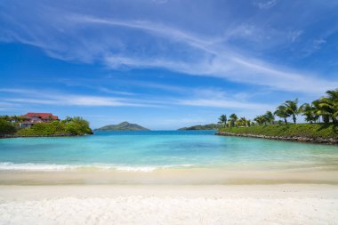 Eden Island Mahe Seyşeller'in güneşli havalarda görünümü 
