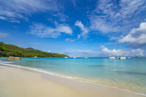 Beautiful sandy beach with  turquoise sea on Seychelles. — Stock Photo, Image